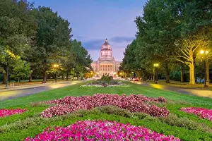 Frankfort, Kentucky, USA with the Kentucky State Capitol at dusk