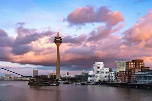 Sonnenuntergang Prints: Gehry-Bauten - Neuer Zollhof am Medienhafen und der Rheinturm in Düsseldorf