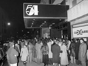 New York City Prints: Gente haciendo cola en la puerta de Studio 54 en New York, años 70