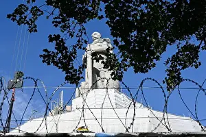 Deutscher Prints: GERMANY, Hamburg, restoration of large granite statue of Otto von Bismarck