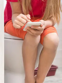 Abdomen Prints: The girl empties on the toilet and plays in the phone