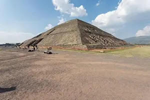 A group of people standing in front of the Pyramid of the Sun in Teotihuacan, Mexico
