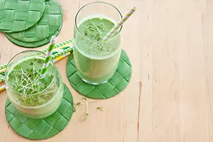 Gruen Prints: Gruener Smoothie aus frischem Gemuese mit Kraeutern