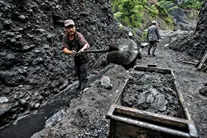 Miner Prints: A guaquero filling a dirt wagon