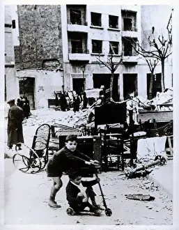 Little Girl Prints: Guerra civil española. Niños jugando con un patinete entre las ruinas de un bombardeo