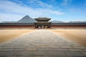 Images Dated 5th November 2017: Gyeongbokgung palace gate and wall with nice sky in morning landmark of Seoul, South Korea