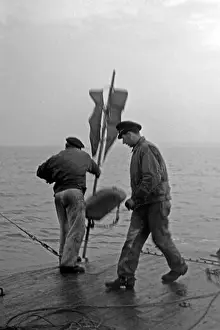 Fotografie Prints: Hafenarbeiter an einer Boje im Hafen von Emden