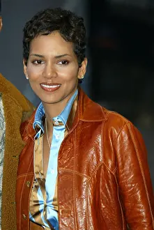 Stood Prints: HALLE BERRY STAR WARS PREMIERE LONDON ODEON LEICESTER SQUARE LONDON ENGLAND 14 May 2002