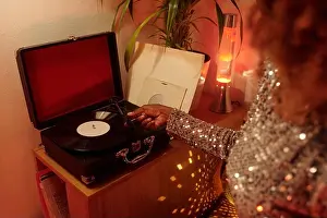Spinning Prints: Hand Operating Record Player with Vinyl Disc Spinning