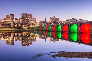 Harrisburg, Pennsylvania, USA skyline on the Susquehanna River at night