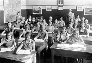 Pupils Prints: Historical photo, girls school class, ca. 1920