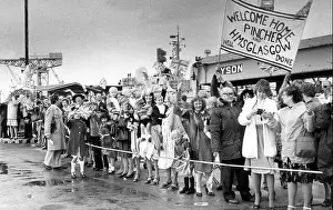 Royal Navy Prints: HMS GLASGOW IS WELCOMED HOME FROM THE FALKLANDS WAR PORTSMOUYH 1982