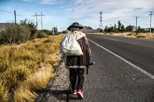 Walks Prints: Un hombre mayor y de pobre economia que viste de sombrero y tenis
