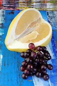 Gelb Prints: Honey pomelo (Citrus maxima, Citrus grandis) with red grapes