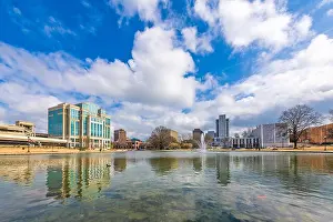 Huntsville, Alabama, USA park and downtown cityscape