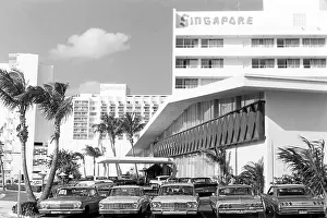 Miami Prints: Im Hintergrund das Americana Hotel erbaut von Morris Lapidus