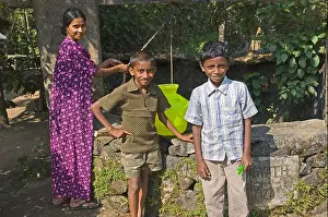 Rapids Prints: INDIA, Kerala, Periyar, girl and young boys collecting water at the well