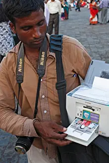 Megacity Prints: India, Maharashtra, Mumbai, Instant photo: local photographer with a portable printer