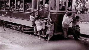 Neapolitan Prints: Italiano: Napoli - Scugnizzi attaccati esternamente al tram per viaggiare gratis