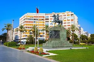 Ataturk Prints: Izmir, Turkey - August 06, 2022: Ataturk monument at the Cumhuriyet Square
