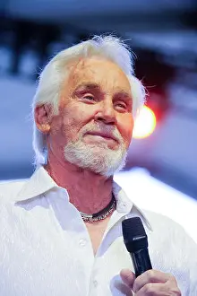 On Stage Prints: Kenny Rogers performs Stagecoach