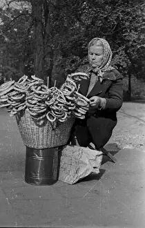 Handel Prints: Kraków, 1947-10-08. Kobieta handluj¹ca obwarzankami na Plantach