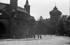 Architektura Prints: Kraków, 1947. Barbakan i Brama Floriañska od strony pó³nocnej