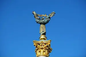 Maidan Prints: Kyiv, Ukraine - October 6, 2021: Independence Monument in Kyiv. View from drone