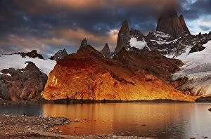 Images Dated 9th March 2012: Laguna de Los Tres and mount Fitz Roy, Dramatical sunrise, Patagonia, Argentina