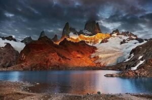 Images Dated 9th March 2012: Laguna de Los Tres and mount Fitz Roy, Dramatical sunrise, Patagonia, Argentina