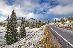 Images Dated 6th October 2015: Landscape with snowy mountains and forest, Highway 550, Colorado, USA