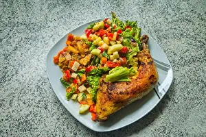 Braun Prints: Leckere u. gesunde Hähnchenschenkel mit frischem Salat und Vortragsgemüse