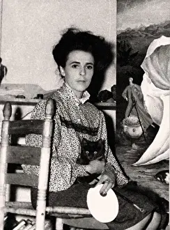 Fotografia Prints: Leonora Carrington in her studio