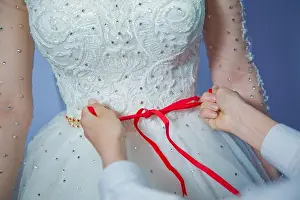 Fitting Prints: Lose the ribbon on the belly of the bride