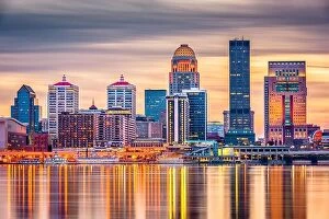 Images Dated 11th November 2017: Louisville, Kentucky, USA downtown skyline on the Ohio River at dusk