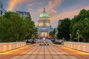 Images Dated 21st May 2018: Madison, Wisconsin, USA state capitol building at dusk