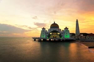 Images Dated 14th April 2016: Malacca islam mosque is beautiful islam mosque in Malacca, Malaysia