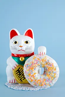 Idea Prints: a maneki neko presenting a multicolor donuts on a doily paper and a pop colorful background