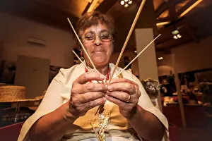 Artisans Prints: Marche - Montappone - anziane in dimostrazione della lavorazione artigianale del cappello di paglia intreccio a 4