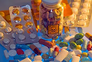 Medicament Prints: medicin many pills bottle with symbol for poison skull and crossbones