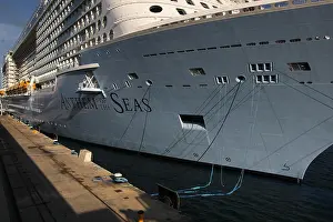 Liner Prints: Mega Cruise ship “ANTHEM OF THE SEAS” (347 mtrs long)
