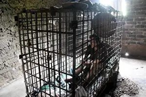 Jiangxi Prints: Mentally-ill man Wu Yuanhong, whose feet are chained