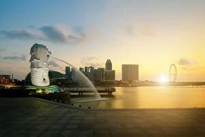 Images Dated 12th July 2015: Merlion fountain and marina bay in the morning, Singapore. Sunrise in Singapore