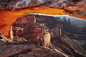 Mesa Arch at sunrise in Canyonlands National Park, Utah, USA