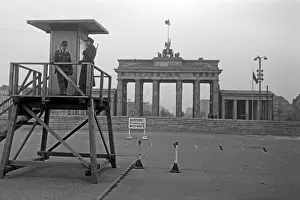 Bilateral Prints: Militärischer Aussichtsturm an der Grenze des Westsektors von Berlin am Brandenburger Tor