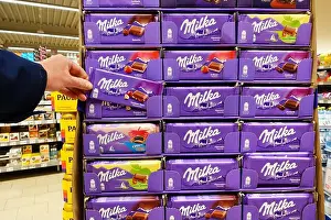 Dispenser Prints: Milka chocolate bars in a supermarket