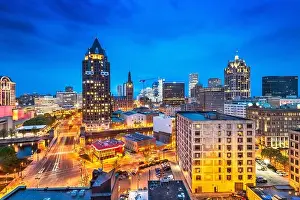 Milwaukee, Wisconsin, USA downtown cityscape at night