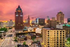 Images Dated 21st May 2018: Milwaukee, WIsconsin, USA downtown skyline at dusk