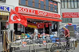 Fahne Prints: Mit Fahnen geschmueckter Laden in Berlin Kreuzberg