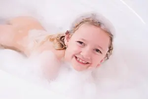 Model released, Maedchen, 7 Jahre, in der Badewanne - girl in bathtub